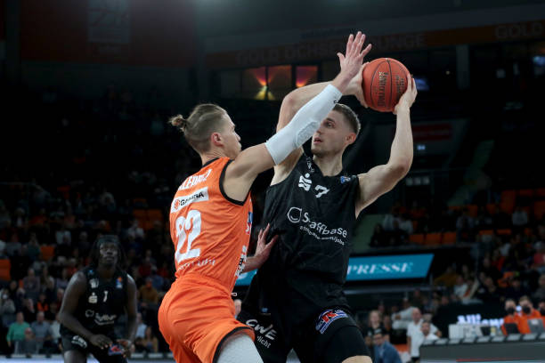 伦纳德带队 伦纳德带队