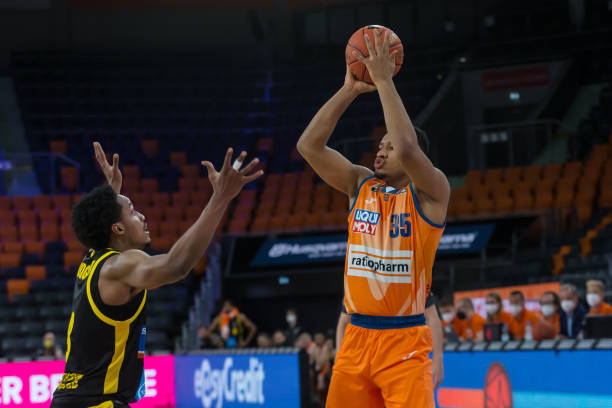 一方面保持 一方面保持